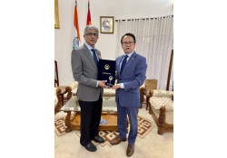 Төрийн медаль гардуулав